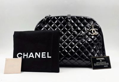 Sac à main Chanel en cuir matelassé noir avec portefeuille assorti