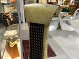 une horloge posée sur une table dans une pièce