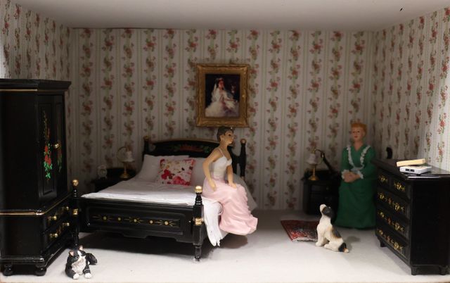 Diorama. Composition miniature, dans une vitrine en bois, vitre e...