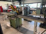 une photo d'une machine en fonctionnement sur un tapis roulant