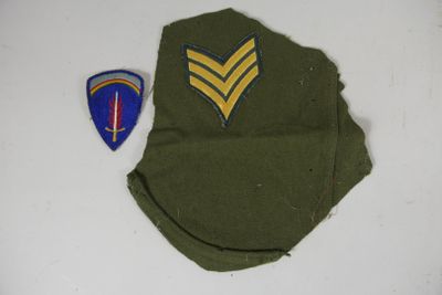 Lot : morceau d’une manche en drap kaki avec grade de Sergen…