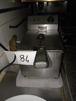 une photo d'une salle de bains avec un lavabo et des toilettes