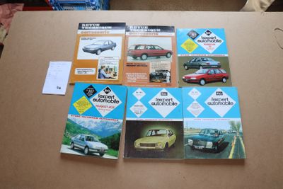 une table sur laquelle sont posés de nombreux livres
