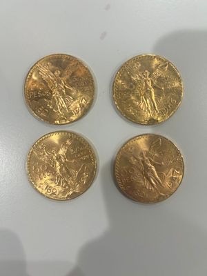 quatre pièces d'or posées les unes à côté des autres sur une table