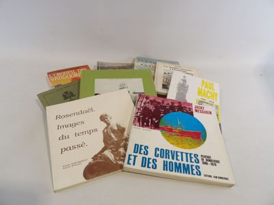 plusieurs livres sur une table blanche avec un fond blanc