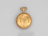 une vieille montre de poche en or avec une chaîne, posée sur une surface blanche