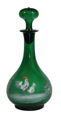 un vase en verre vert orné d'un motif d'oiseau