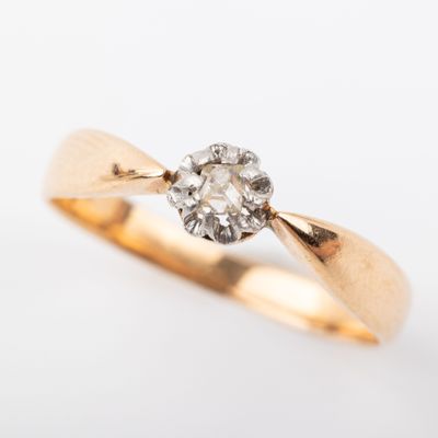 une vieille bague en diamant sertie dans de l'or jaune