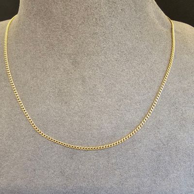 un collier à chaîne en or sur un mannequin mannequin mannequin mannequin mannequin mannequin mannequin mannequin mannequin mannequin