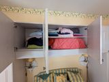un lit recouvert d'une couette, dans une chambre