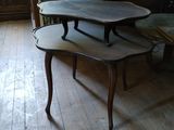 deux tables posées sur un plancher en bois dans une pièce