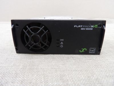 un gros plan d'un boîtier noir équipé d'un ventilateur