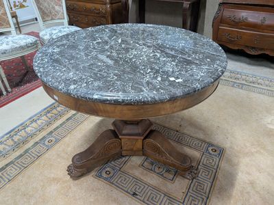 une table avec un plateau en marbre dans une pièce