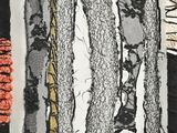 illustration en noir, blanc, orange et noir sur un morceau de tissu