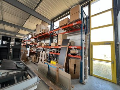 une pièce remplie de cartons et d'étagères