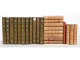 une pile de livres empilés les uns sur les autres sur une surface blanche