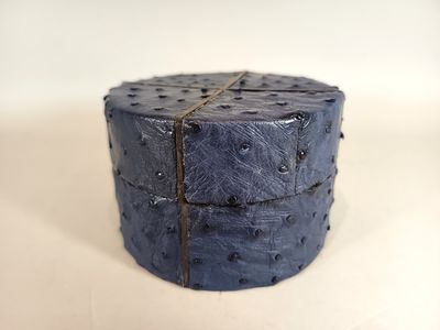 Boîte ronde gainé de cuir d'autruche bleu et d'ébène, l'inté…