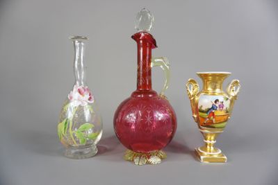 trois vases en verre posés l'un à côté de l'autre sur une table