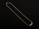 un collier en or sur fond noir