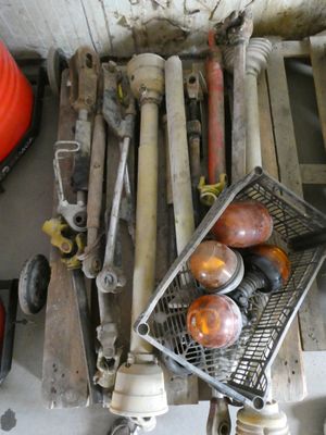 un panier rempli d'outils de toutes sortes et des outils éparpillés par terre