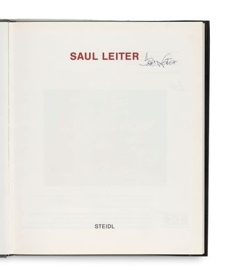 un livre avec une couverture noire et des inscriptions rouges