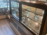 une photo de la vitrine d'une boulangerie dans un restaurant