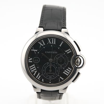 une montre noire dont le cadran est orné de chiffres romains