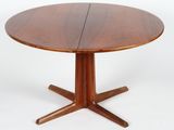 une photo d'une table en bois sur laquelle sont posées deux feuilles