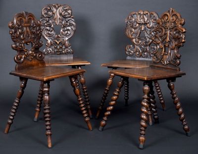 paire de chaises anciennes en bois sculpté, avec des pieds fuselés