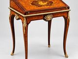 une image représentant une petite table avec un plateau en bois et des bordures dorées
