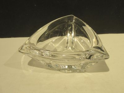 un saladier en verre transparent posé sur une table avec un fond noir
