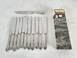beaucoup de couteaux et une boîte de couteaux sur la table