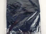 le dos d'un sac en plastique bleu posé sur une surface blanche