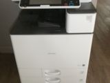 une photo d'une imprimante multifonction posée sur un bureau