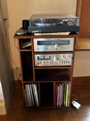 un tourne-disque posé sur une étagère, à côté d'un autre tourne-disque