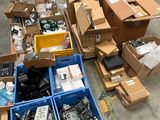 de nombreuses boîtes contenant du matériel électronique par terre