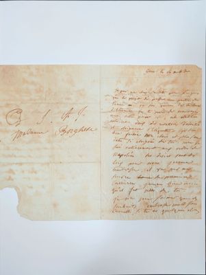 un gros plan d'un morceau de papier sur lequel on a écrit