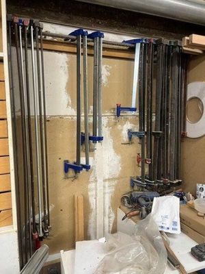 une photo d'une pièce où se trouvent tout un tas d'outils