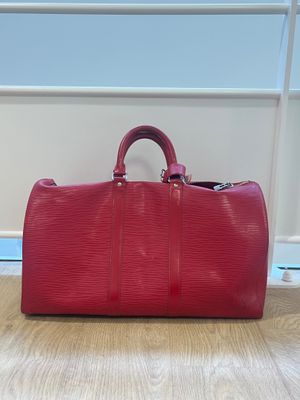 Louis VUITTON, sac keepall 45 en cuir épi rouge.