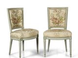 deux chaises dont le dossier est recouvert d'un tissu à motifs floraux et dont le dossier est recouvert d'un tissu à motifs floraux