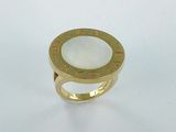 une bague en or et nacre ornée de chiffres romains