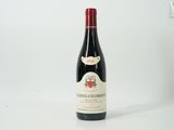 une bouteille de vin posée sur une table