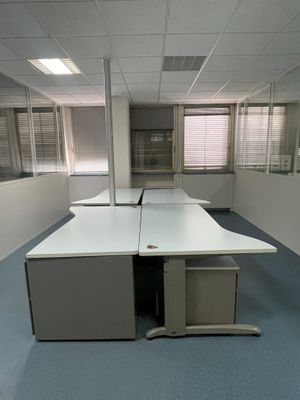 un bureau vide avec un bureau et des chaises à l'intérieur