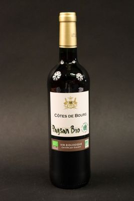 une bouteille de vin rouge sur fond noir