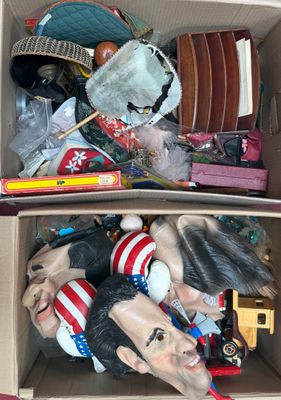 deux cartons remplis de jouets et d'autres objets