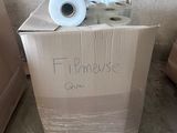 deux rouleaux de papier toilette posés sur une boîte en carton