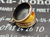 une bague posée sur une feuille de papier, sur une table