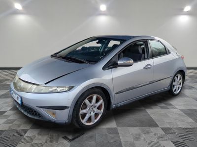une photo d'une Honda Civic argentée garée dans un garage