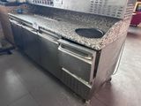 une photo d'une cuisine équipée d'une cuisinière et d'un lave-vaisselle