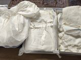 deux cartons contenant des vêtements, posés sur une table